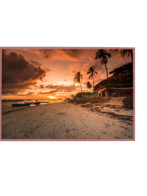 Quadro Barcos à Beira-Mar: Uma vista encantadora de uma praia de pescadores com barcos descansando na areia branquinha e o céu de fim de tarde ao fundo.