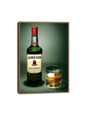 Quadro de whiskey com garrafa de Jameson e copo sobre uma superfície brilhante, ideal para decoração com whiskey.