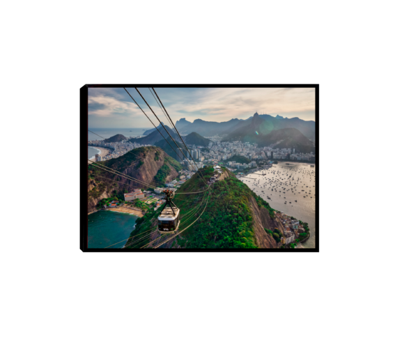 Vista aérea do Rio de Janeiro mostrando o famoso bondinho, a praia de Copacabana, o Cristo Redentor no Corcovado e toda a beleza da cidade.