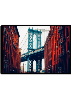 Foto da icônica Ponte do Brooklyn entre dois prédios vermelho-amarronzados, vista de uma rua movimentada em Manhattan, Nova York.