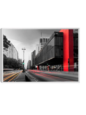 Foto em preto e branco do MASP - Museu de Arte Moderna de São Paulo, destacando sua imponente parede vermelha e o reflexo das luzes dos carros, com o semáforo verde em destaque.