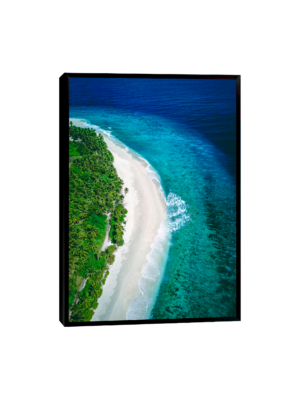 Uma paisagem costeira deslumbrante com uma praia nativa, o mar sereno e a vegetação exuberante.