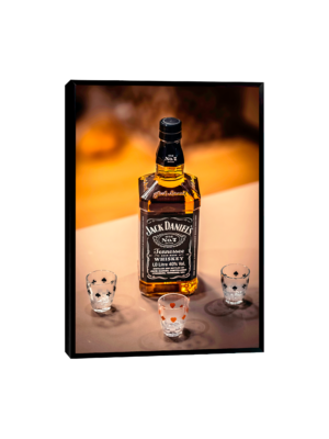 Quadro de Whiskey Jack Daniel's, com garrafa e copos de shot, sobre fundo desfocado, perfeito para decoração de bar.