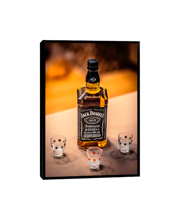 Quadro de Whiskey Jack Daniel's, com garrafa e copos de shot, sobre fundo desfocado, perfeito para decoração de bar.