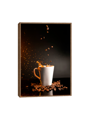 Quadro de café com fundo preto e xícara branca, grãos de café em movimento criando uma explosão dinâmica, ideal para decoração moderna.