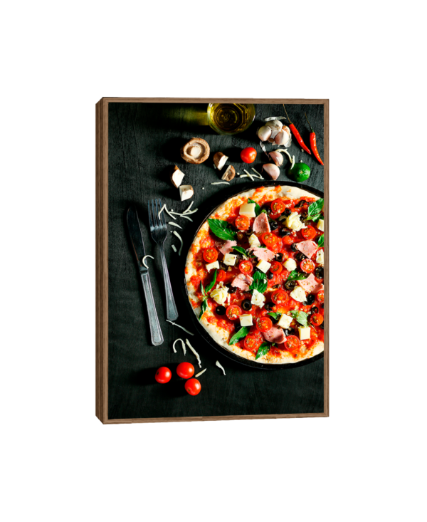 Quadro de pizza artesanal, exibindo uma deliciosa pizza com ingredientes frescos sobre uma mesa de madeira escura, ideal para decoração aconchegante.