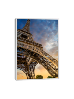 Quadro Imponência da Torre Eiffel, capturando a majestosa torre contra um céu crepuscular em tons de azul e laranja, ideal para decoração significativa.