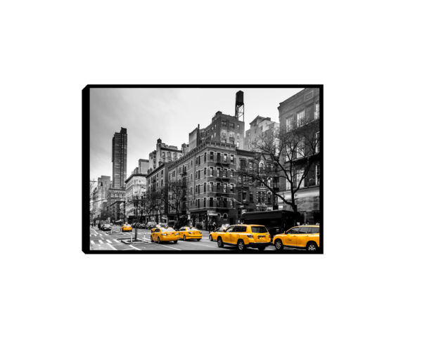 Quadro Rua de Nova York, retratando uma cena em preto e branco com táxis amarelos, ideal para decoração significativa.